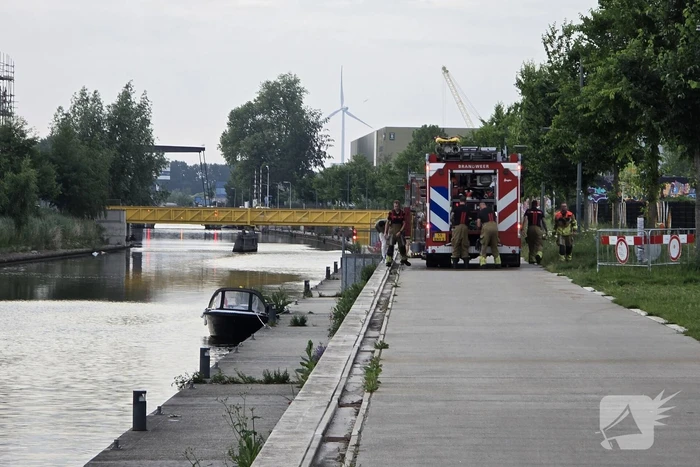 Brandweer haalt boot naar kade na brand