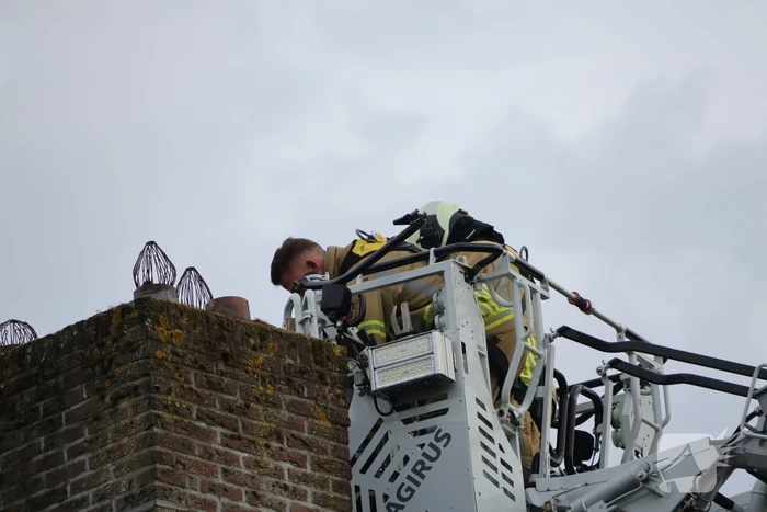 Schoorsteen beschadigd door blikseminslag