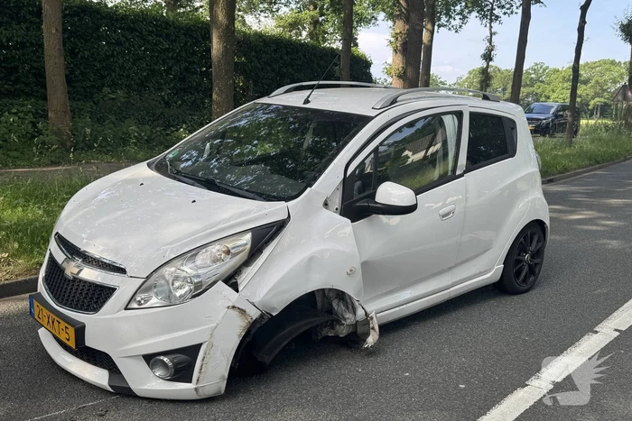 Ongeval tussen twee auto's leidt tot afsluiting van weg