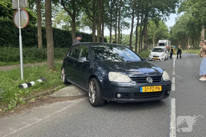 Ongeval tussen twee auto's leidt tot afsluiting van weg