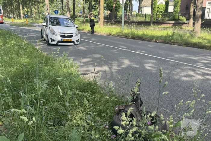Ongeval tussen twee auto's leidt tot afsluiting van weg