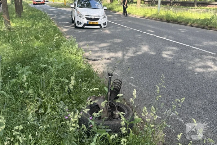 Ongeval tussen twee auto's leidt tot afsluiting van weg