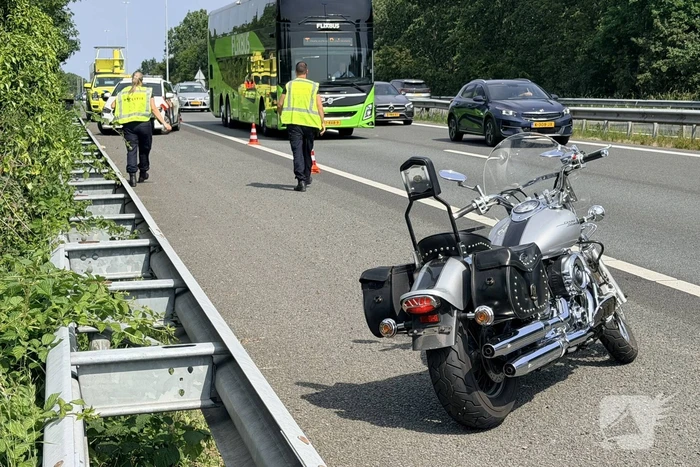 Kettingbotsing op snelweg leidt tot gewonde motorrijder