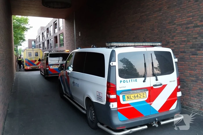 Scooterrijder in botsing met bezorgbus supermarkt