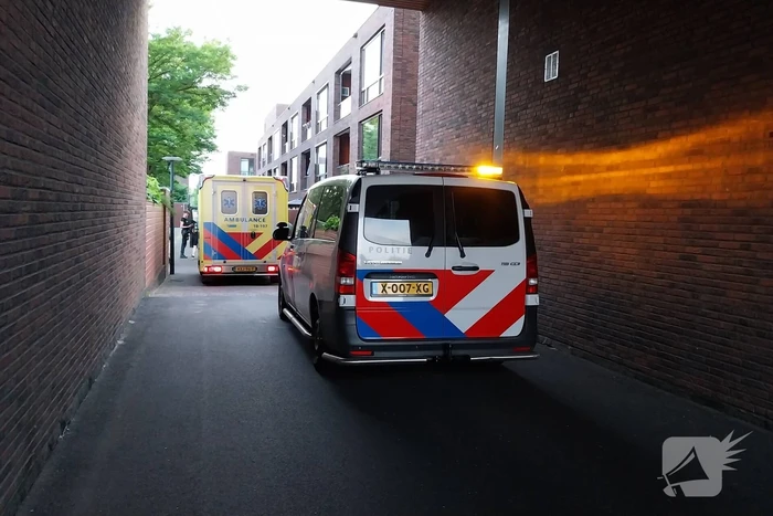Scooterrijder in botsing met bezorgbus supermarkt