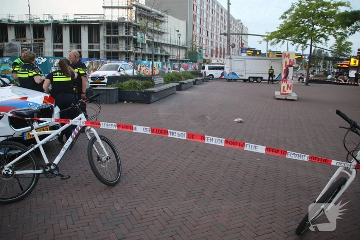 Zwaargewonde na mishandeling voor station Leiden Centraal