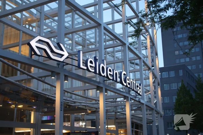 Zwaargewonde na mishandeling voor station Leiden Centraal