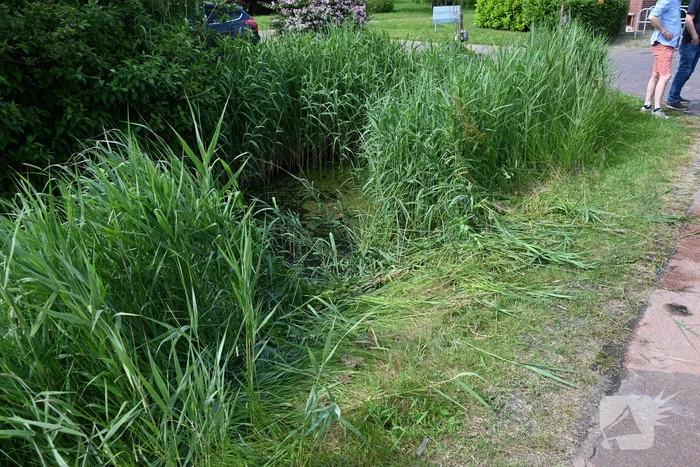 Persoon op driewieler raakt te water
