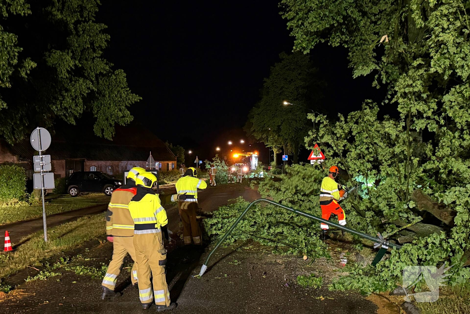 Bomen omgewaaid door storm en vernielen lantaarnpaal