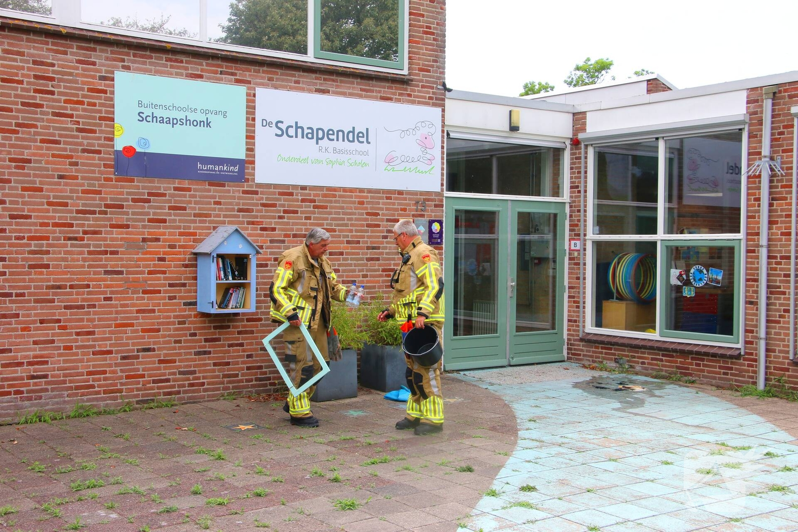 Boek uit gesloopte minibieb gehaald en in brand gestoken