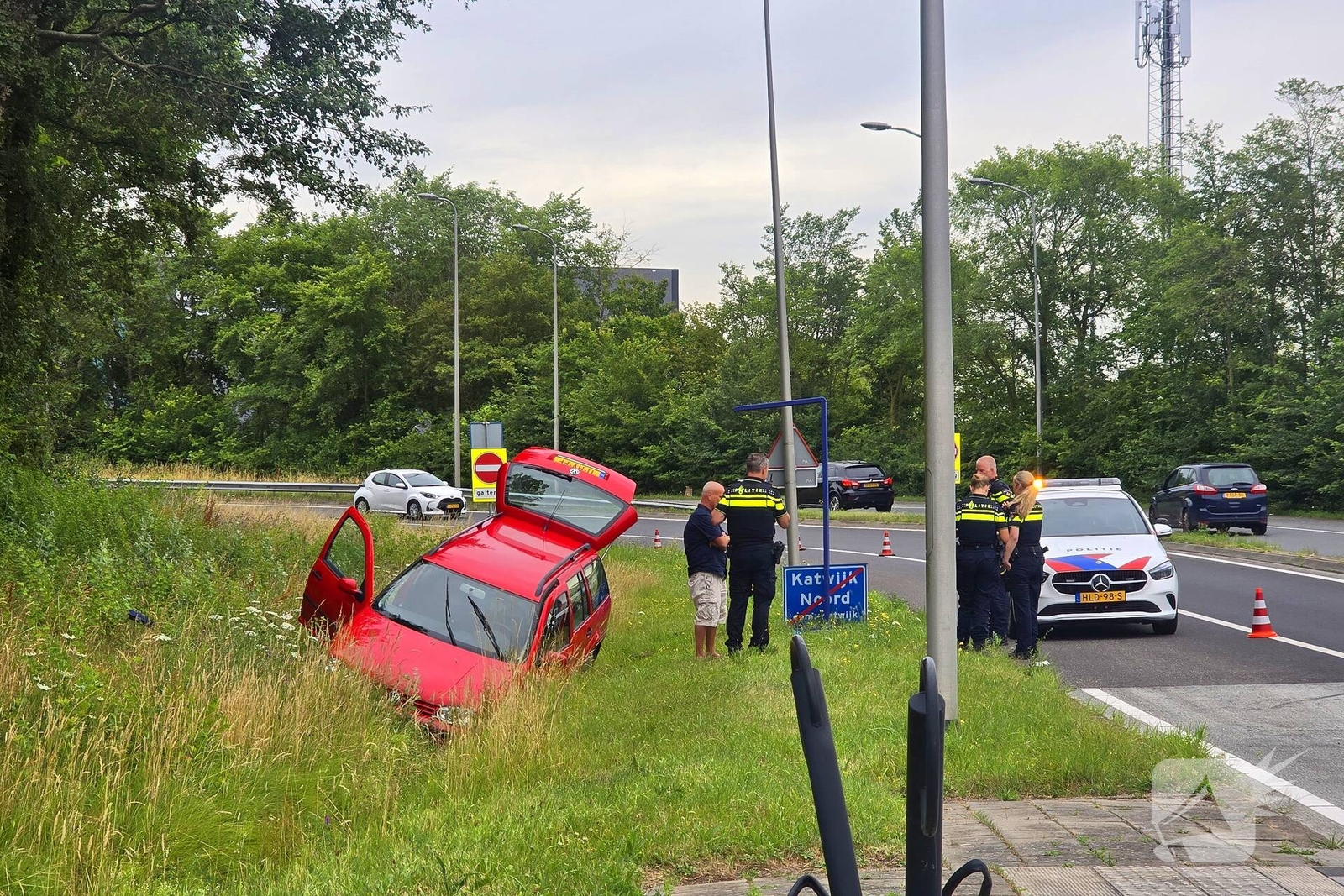 Auto raakt van weg en belandt in sloot