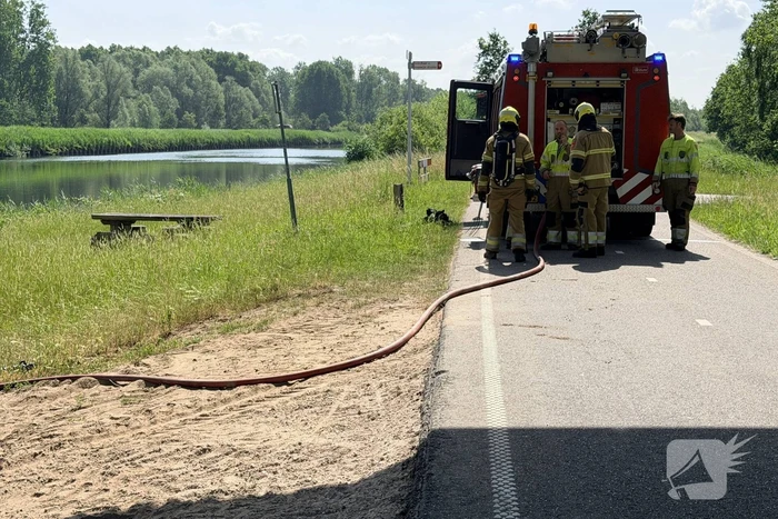 Brommobiel in brand onder brug