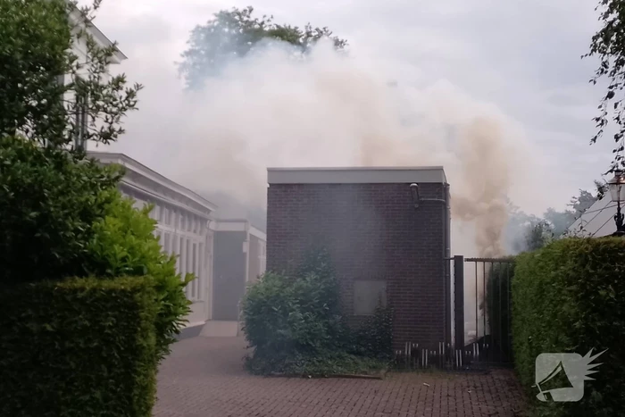 Brand in coniferen Haag veroorzaak flinke rookontwikkeling