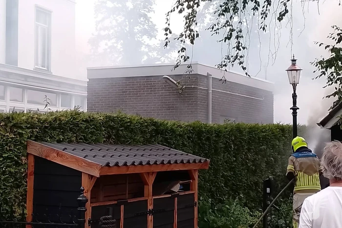Brand in coniferen Haag veroorzaak flinke rookontwikkeling