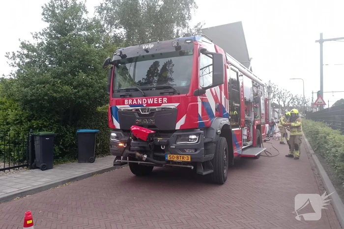 Brand in coniferen Haag veroorzaak flinke rookontwikkeling