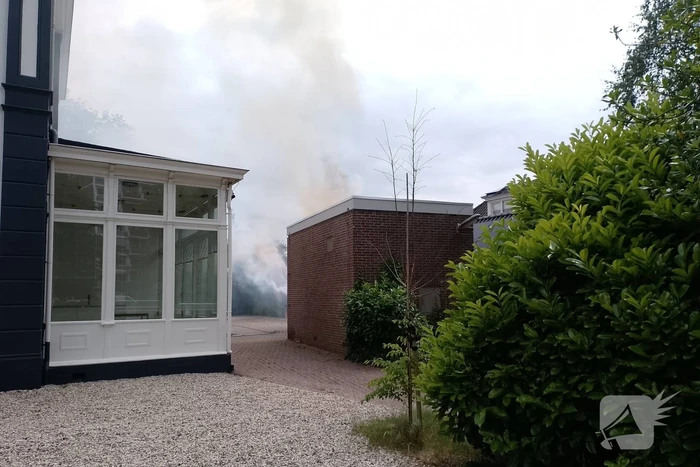 Brand in coniferen Haag veroorzaak flinke rookontwikkeling