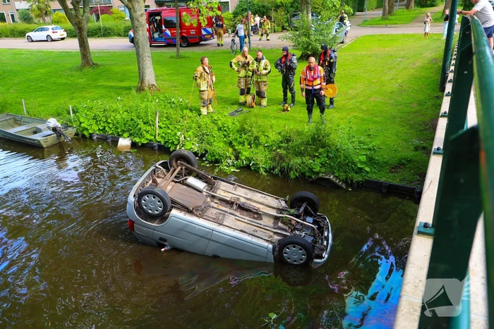 Auto te water in Oostzaan