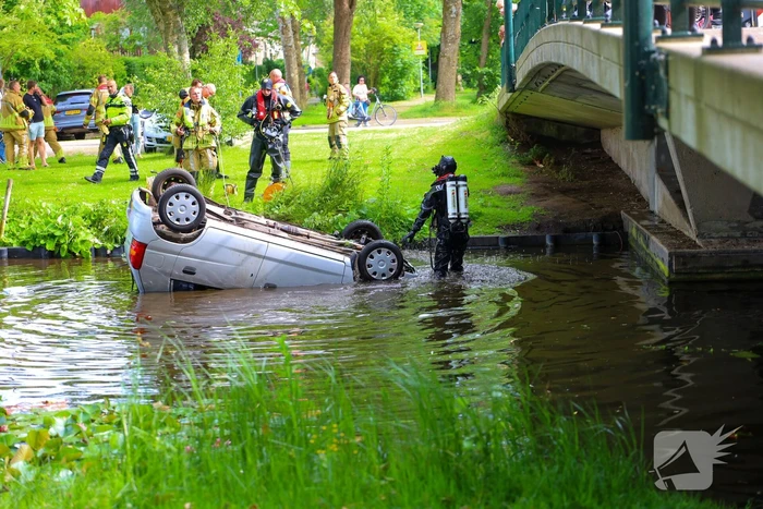 Auto te water in Oostzaan