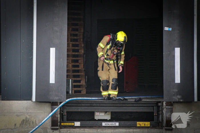 Voertuig in brand in bedrijfspand