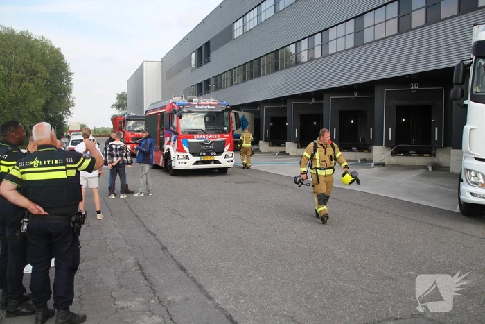 Voertuig in brand in bedrijfspand