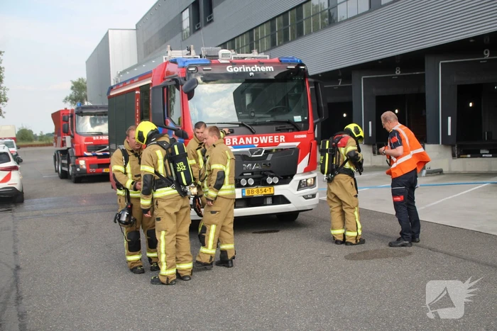 Voertuig in brand in bedrijfspand