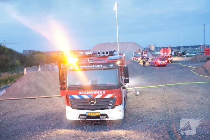 Brand in houtstapel zorgt voor inzet van brandweer
