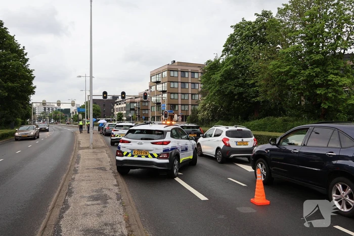 Botsing tussen twee voertuigen op drukke weg