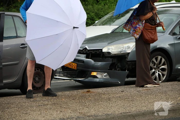 Botsing tussen twee voertuigen op drukke weg
