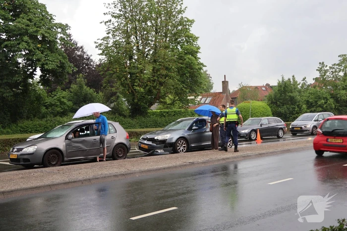 Botsing tussen twee voertuigen op drukke weg