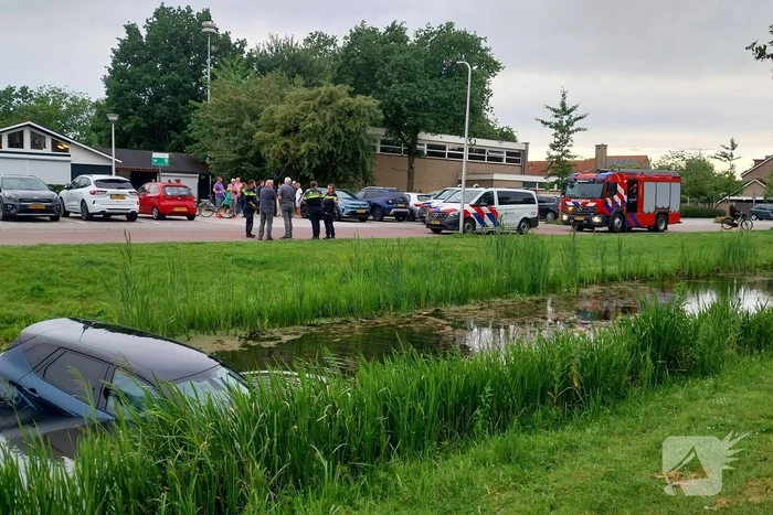 Geen gewonden bij voertuig te water