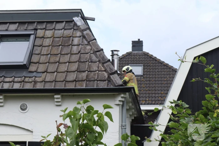 Brand op dak van woning