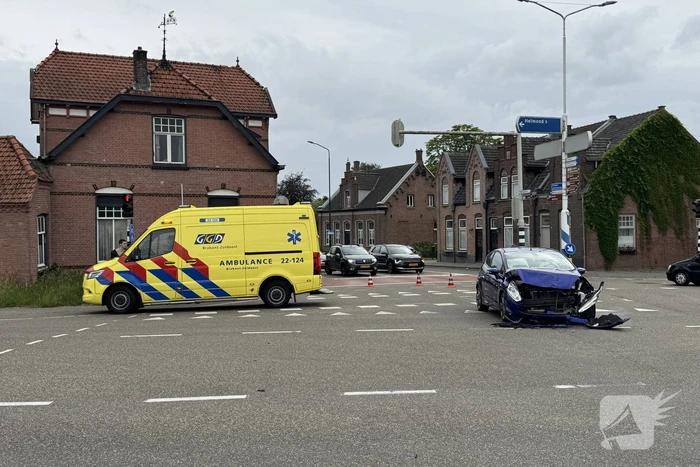 Botsing tussen twee auto's in Aarle-Rixtel
