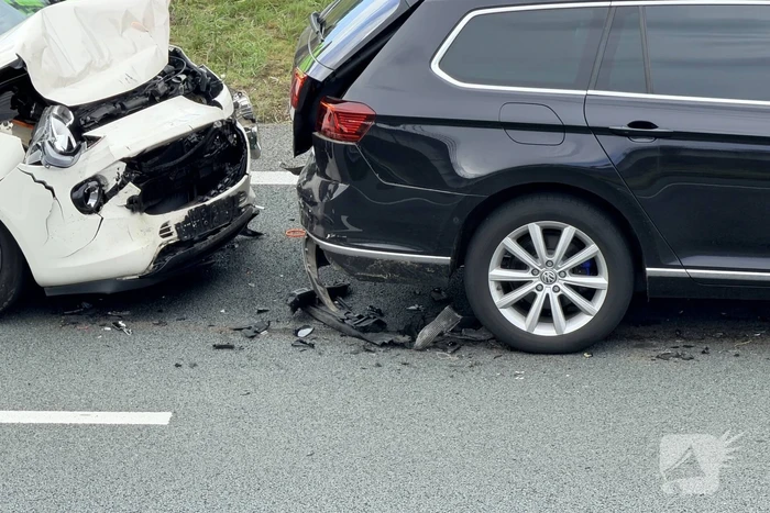 Ongeval met drie auto's op snelweg