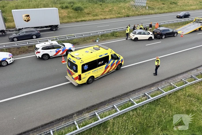 Ongeval met drie auto's op snelweg