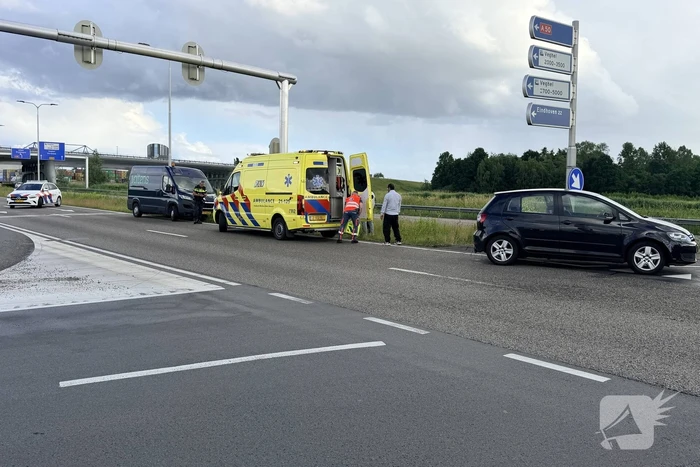 Ongeval met twee auto's op drukke weg