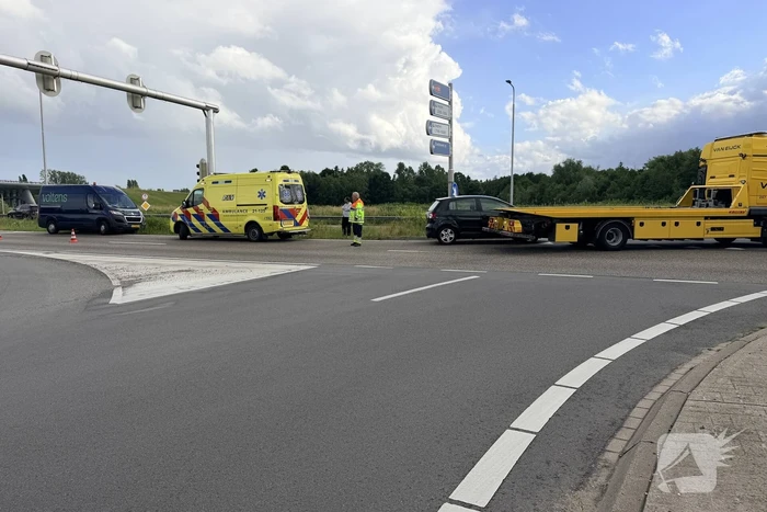 Ongeval met twee auto's op drukke weg