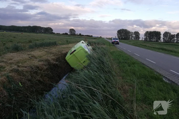 Bus vliegt uit de bocht en belandt in sloot
