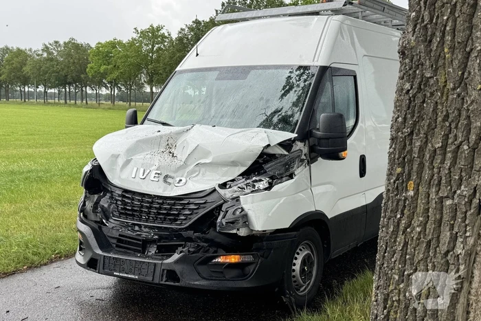 Bestelbus botst op vrachtwagen