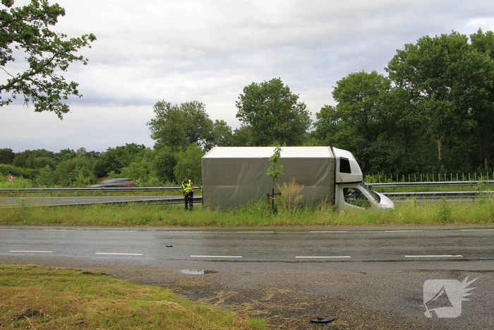 Bakwagen belandt in sloot na uit de bocht vliegen