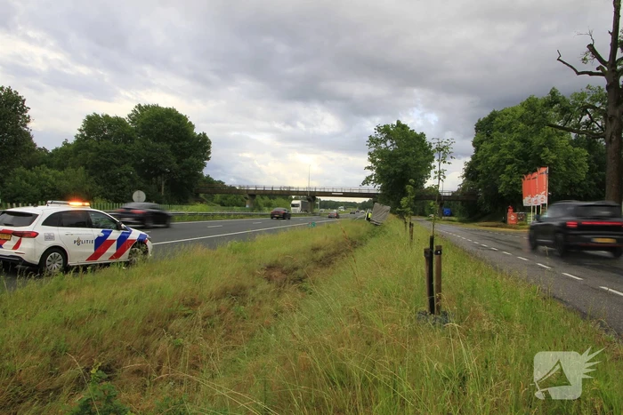 Bakwagen belandt in sloot na uit de bocht vliegen