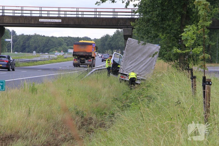 Bakwagen belandt in sloot na uit de bocht vliegen