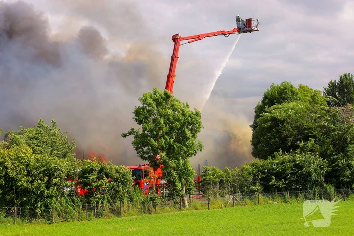 Grote rookontwikkeling en mogelijke explosie bij brand