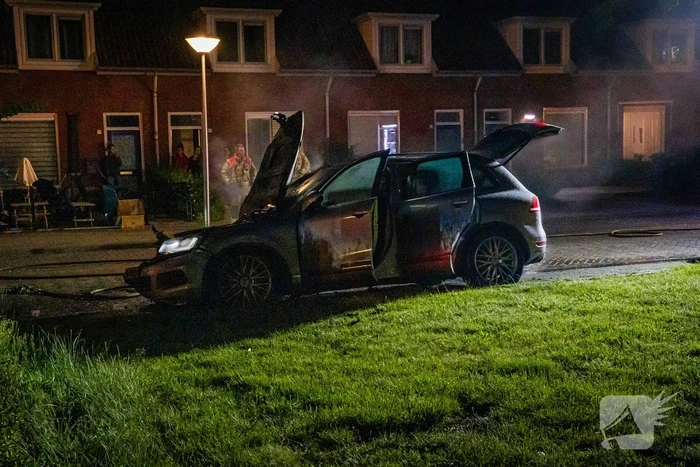 Auto volledig afgebrand door vermoedelijke brandstichting