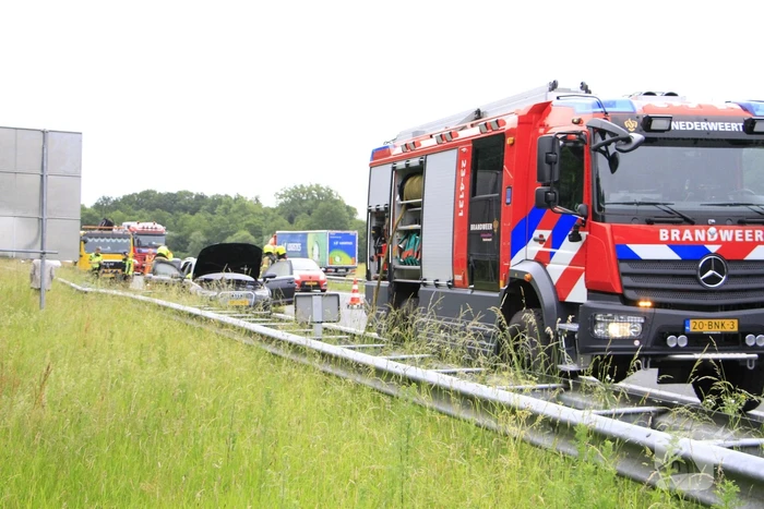 Brand in dashboard van auto op snelweg