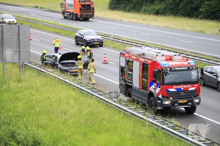 Brand in dashboard van auto op snelweg