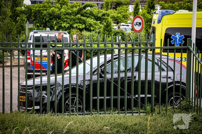 Auto botst tegen hek op terrein intratuin