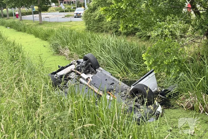 Voertuig te water na botsing
