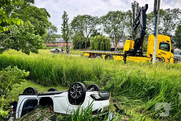 Voertuig te water na botsing