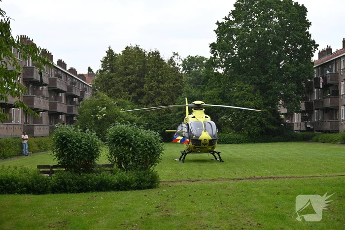 Traumahelikopter landt tussen flats door medisch incident