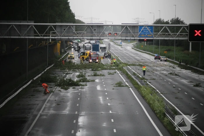 Hoosbui leidt tot grote schade en verkeerschaos op snelweg